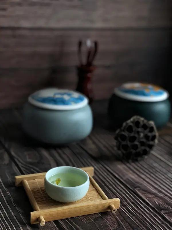 上联：一砖一瓦藏故事；
下联：半窗半月读流年。
这副对联意境雅致，字句间满是岁月
