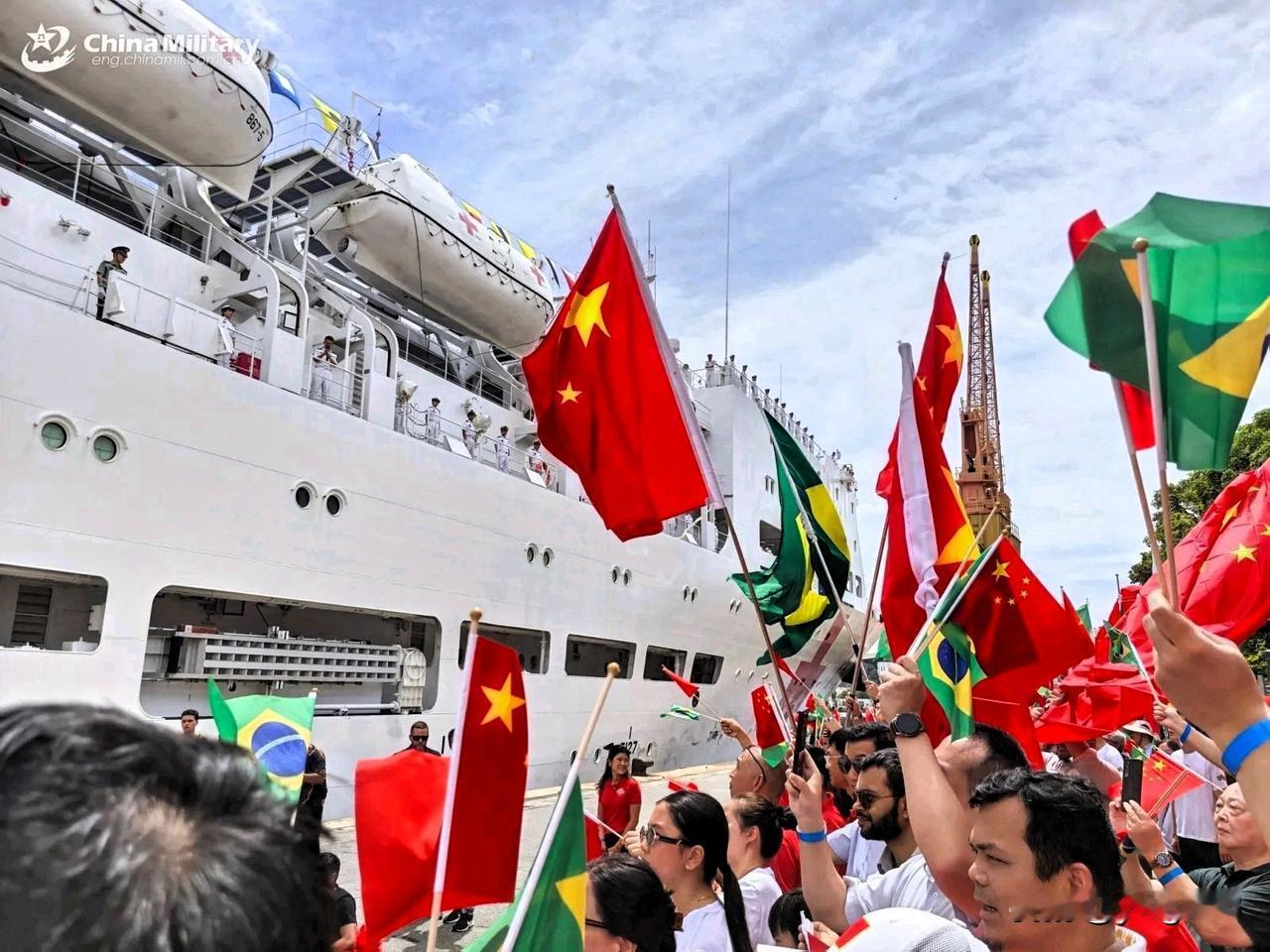 据《新闻周刊》地图显示，一艘中国海军医院船抵达南美洲大西洋沿岸后，继续在西半球开