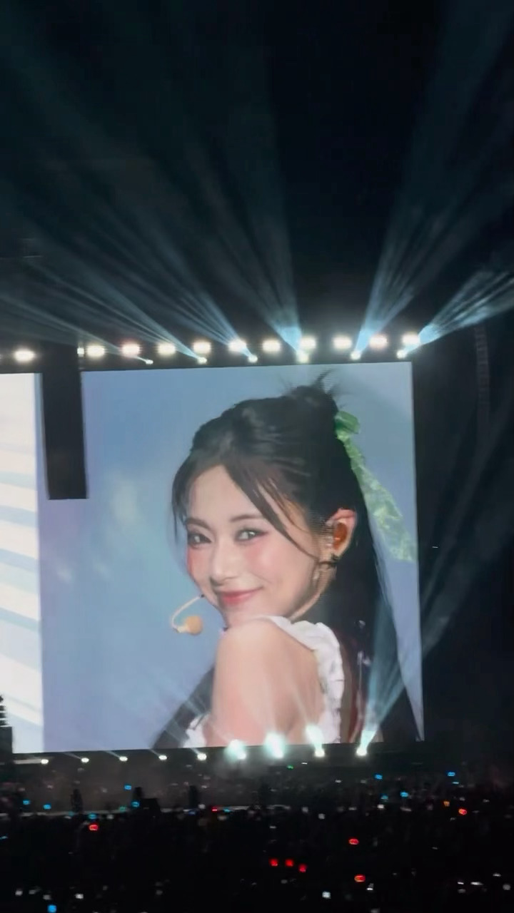 我说讨厌阴天，然后周子瑜就带着明媚出现了 