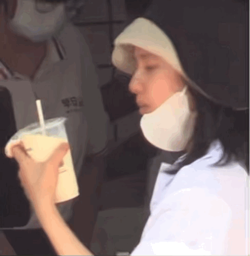 张婧仪从出道就营销小周也，真以为自己长周也那样了少年的你魏莱火了，张婧仪就营销像