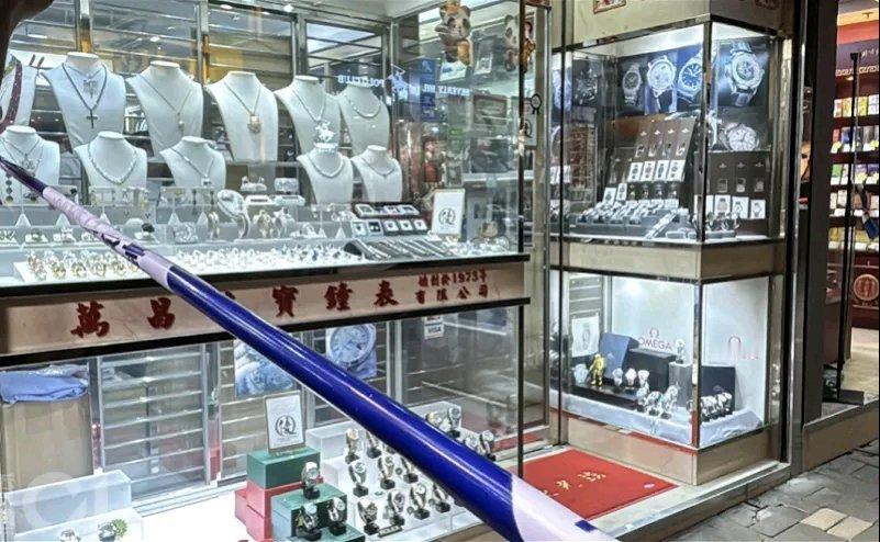 香港这劫案真是让人惊掉下巴！9月28日，尖沙咀一家钟表店被两名23岁的“00后”