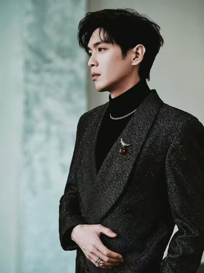 张若昀也穿了红底皮鞋 张若昀红底皮鞋一亮相，走路带高光超酷炫，又苏又拽的帅姿态，