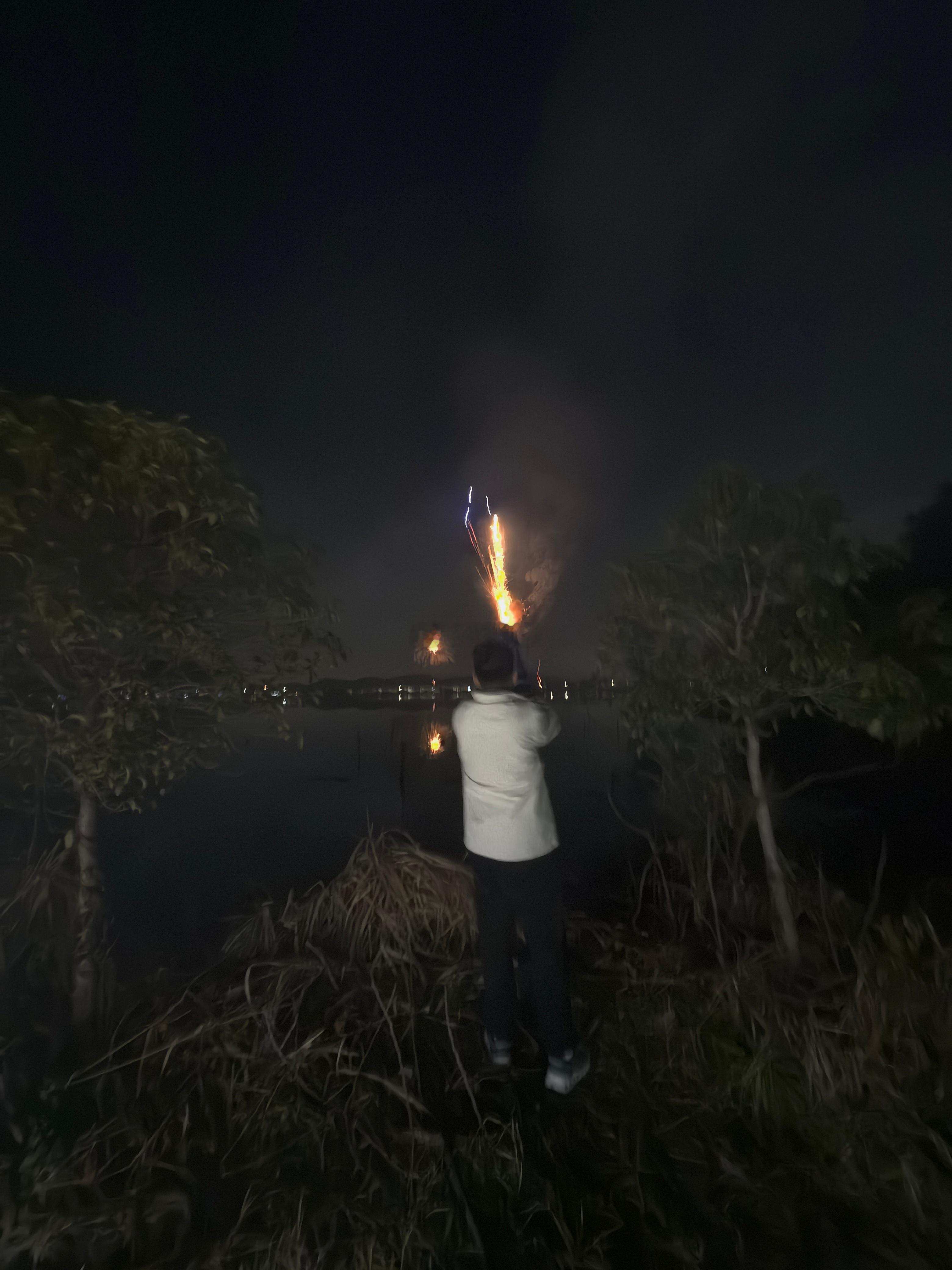 今年绍兴城区严禁燃放烟花爆竹，管理特别严，历年最严。我们开车近20公里，一路确实