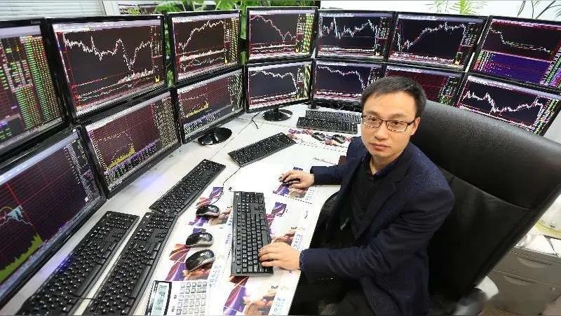 破防了！一个28岁股民的深夜崩溃凌晨1点47分，我盯着电脑屏幕上的K线图，胃里因