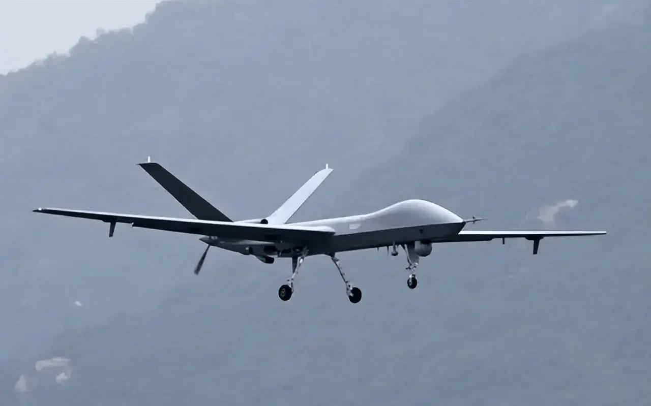 过去十年，中东战火没停过，各国一边买武器，一边又不想被一国“拴死”。在这块地方，