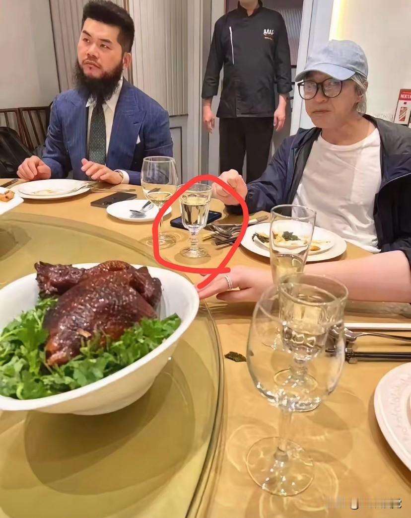 一般的饭局，星爷面前这杯都是白开水，别人杯子里的都是酒，如果有人想套近乎上前去添