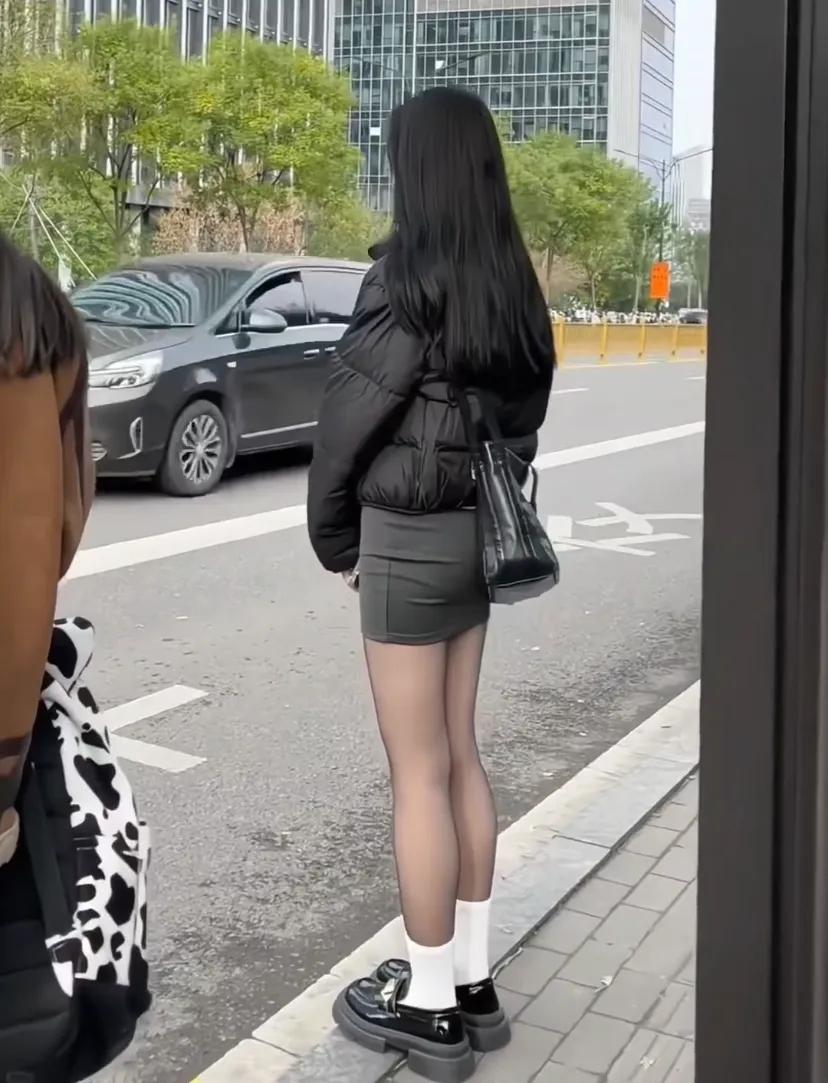 不懂就问，现在年轻女孩为什么都喜欢这么穿？尤其女大学生们！穿着不像小姐？怪不得都