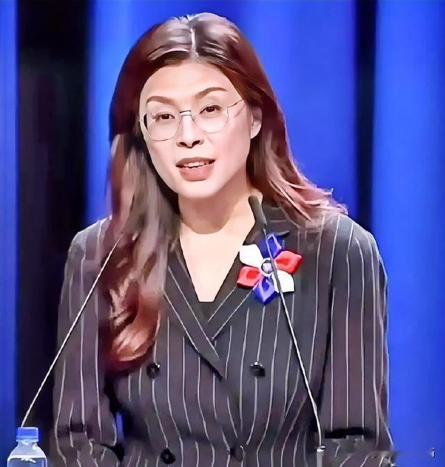 郑丽文成功当选国民党主席，我特意去查一下她，不查不知，一查吓一跳，她的父亲身份不