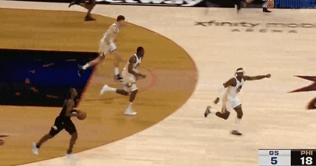 太惨了！勇士开局8分钟仅得5分！
在今天NBA常规赛勇士对阵费城的比赛第一节比赛