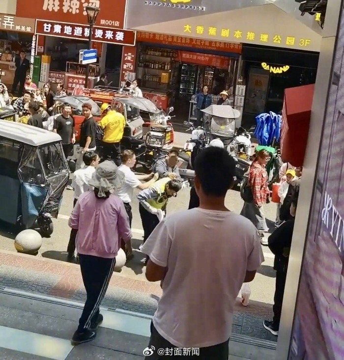 【#男子当街殴打交警被群众制服# 目击者：交警全程未还手】5月6日，有网友称，5