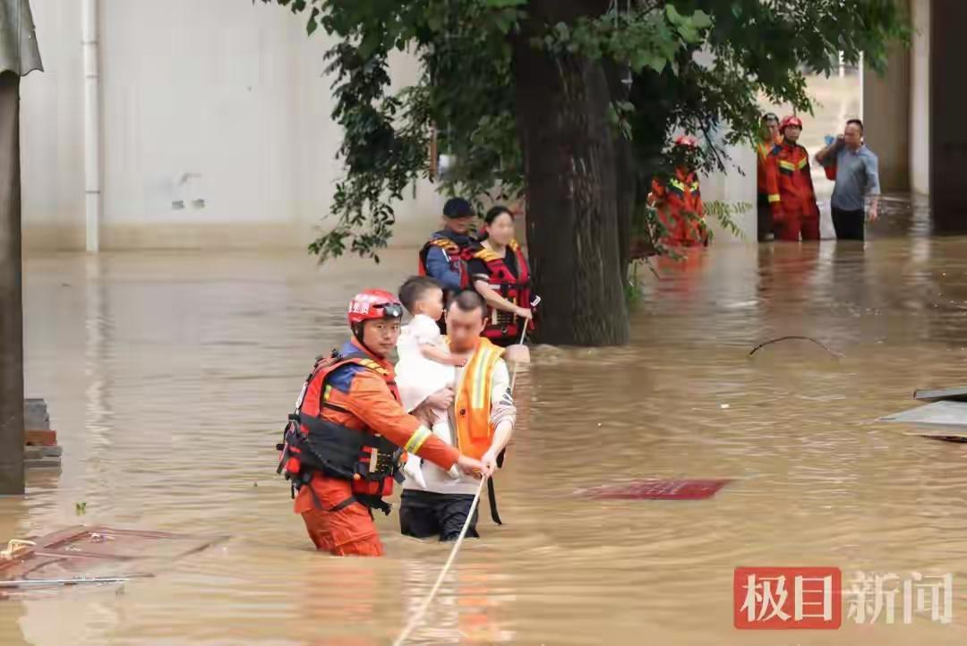 暴雨肆虐孝感雨夜！百名群众获救，致敬风雨中的逆行勇士
 （个人观点仅供参考，无任