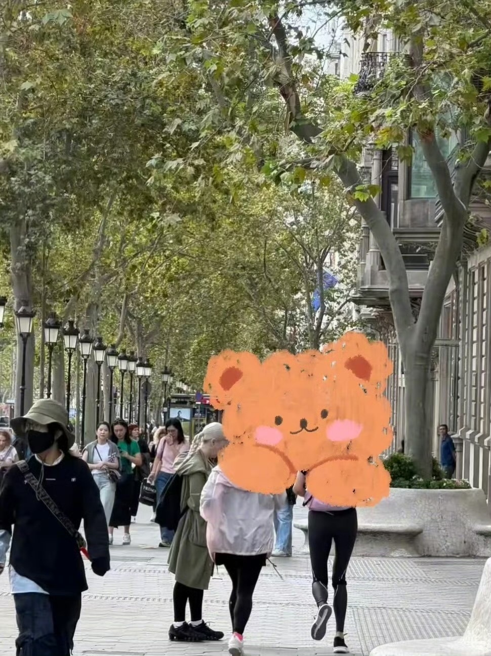 巴塞罗那偶遇关晓彤晨跑出国游玩也不忘坚持运动，关晓彤清晨现身巴塞罗那街头晨跑，状