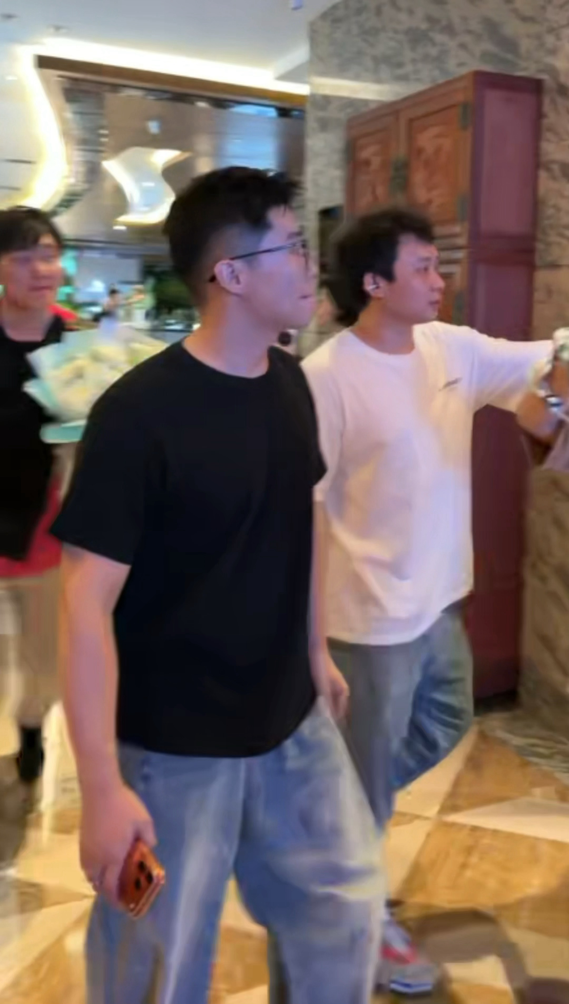 豆言漫想 肩宽喉结加胸肌，老公走进我心里 