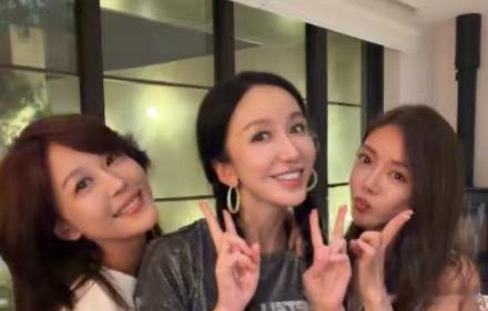 李佳航回应李金铭娄艺潇邓家佳合体这波回应瞬间引爆网友共鸣，大家纷纷感慨：果然爱情