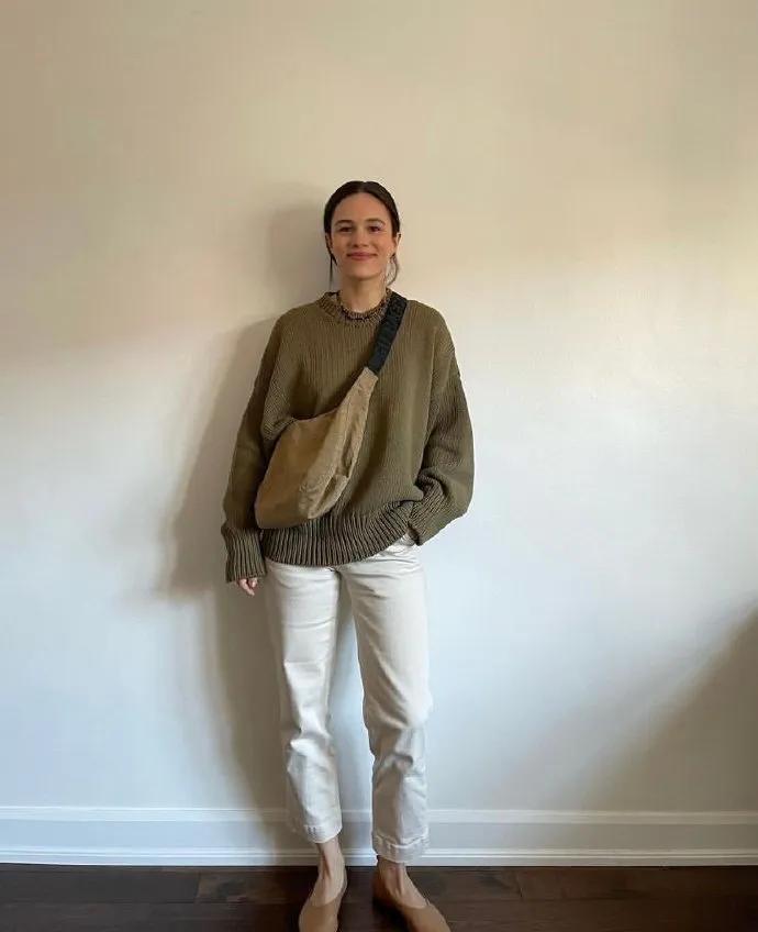 想穿衣有少女感，前提是你必须得有一个少女般的身姿。所以说油腻感是不能有的。

至