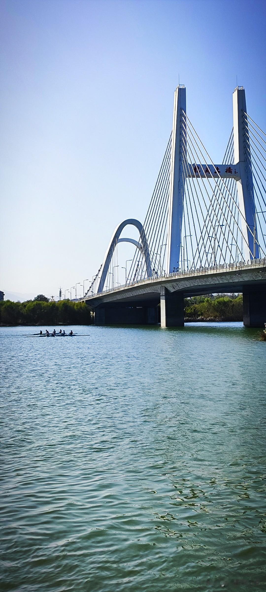 冬日生活随拍今日汉江可以说风和日丽。皮划艇健儿们在江面奋力拼搏，瞬间让美好变得具