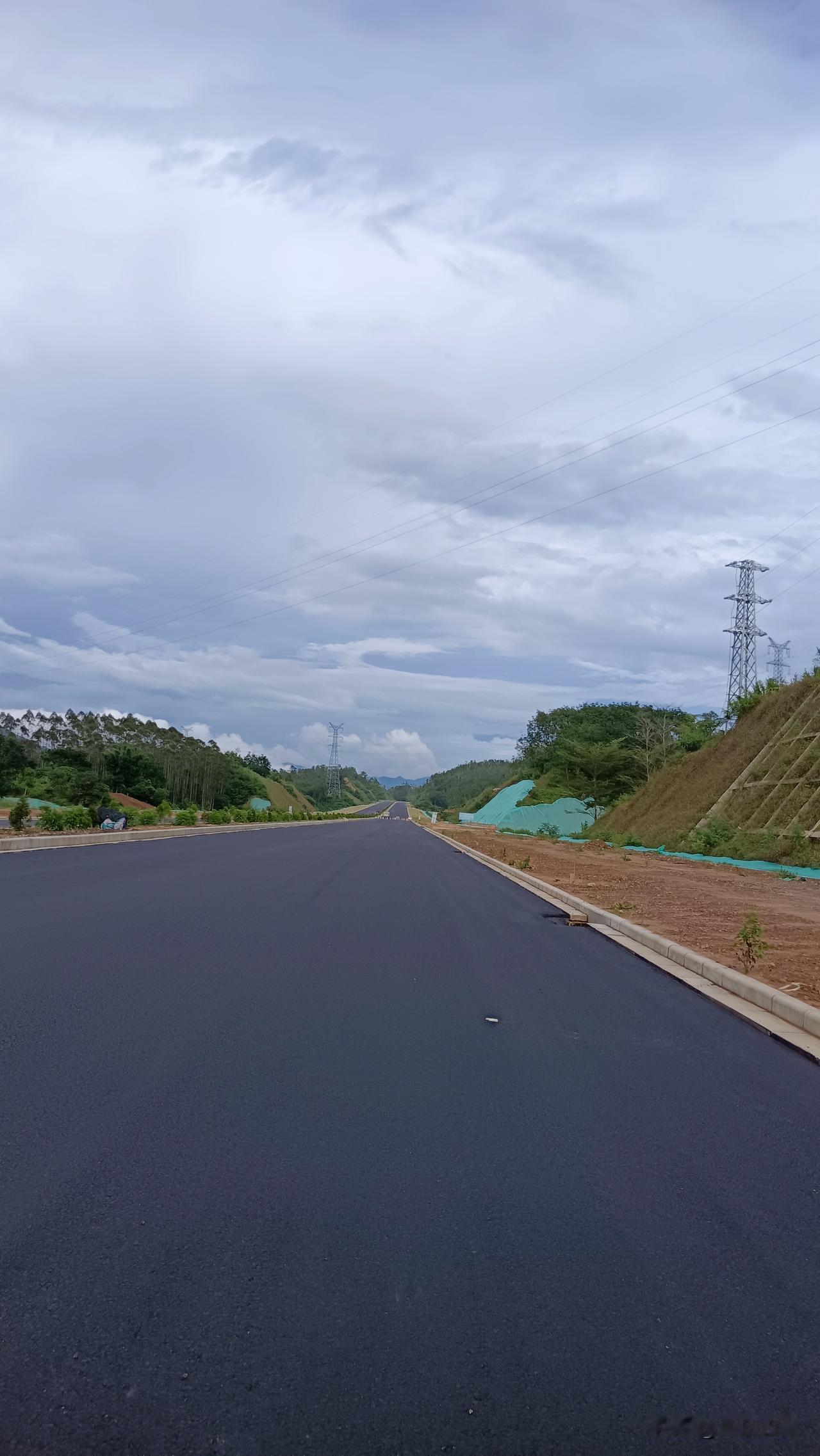 广湛高铁阳春东高铁站进站路最新进展！2025年10月12号实地观察到全线路基已接