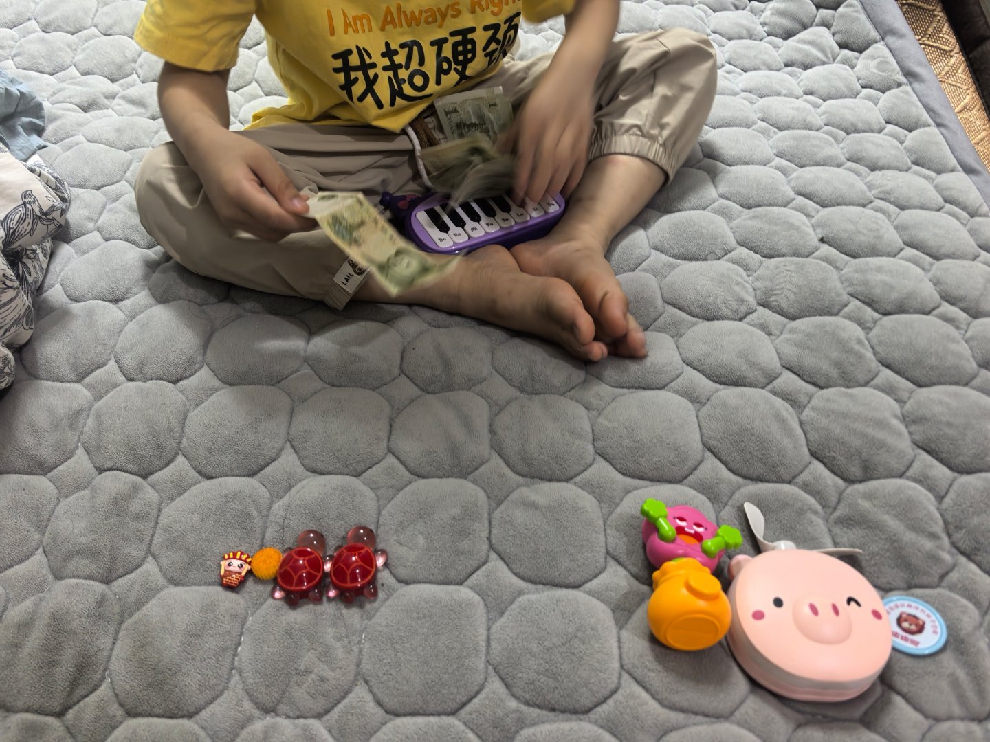 不肯睡觉，要跟我玩买东西游戏 