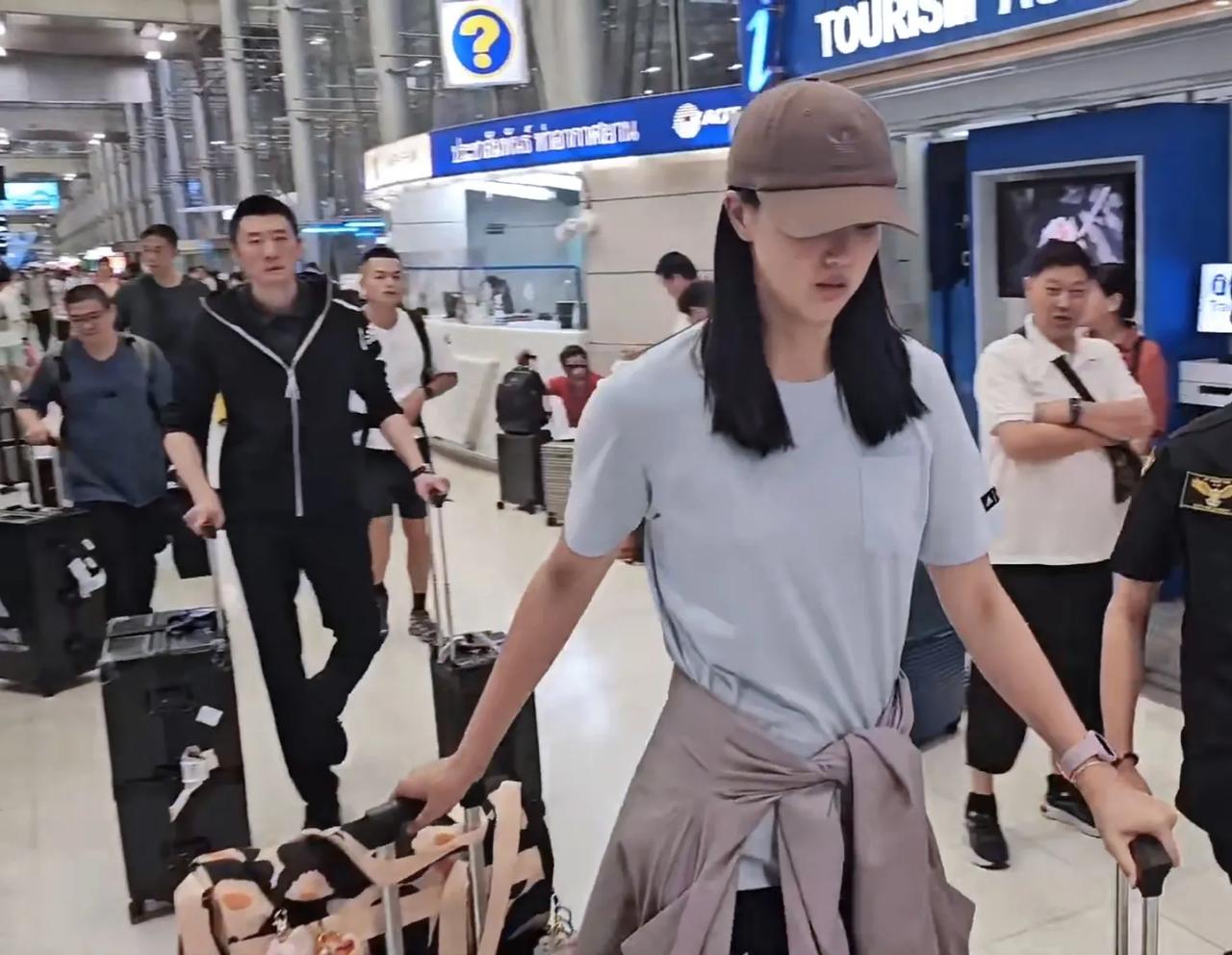 中国女排抵达泰国！

准备参加2024世界女排联赛总决赛。

1/4决赛，中国v