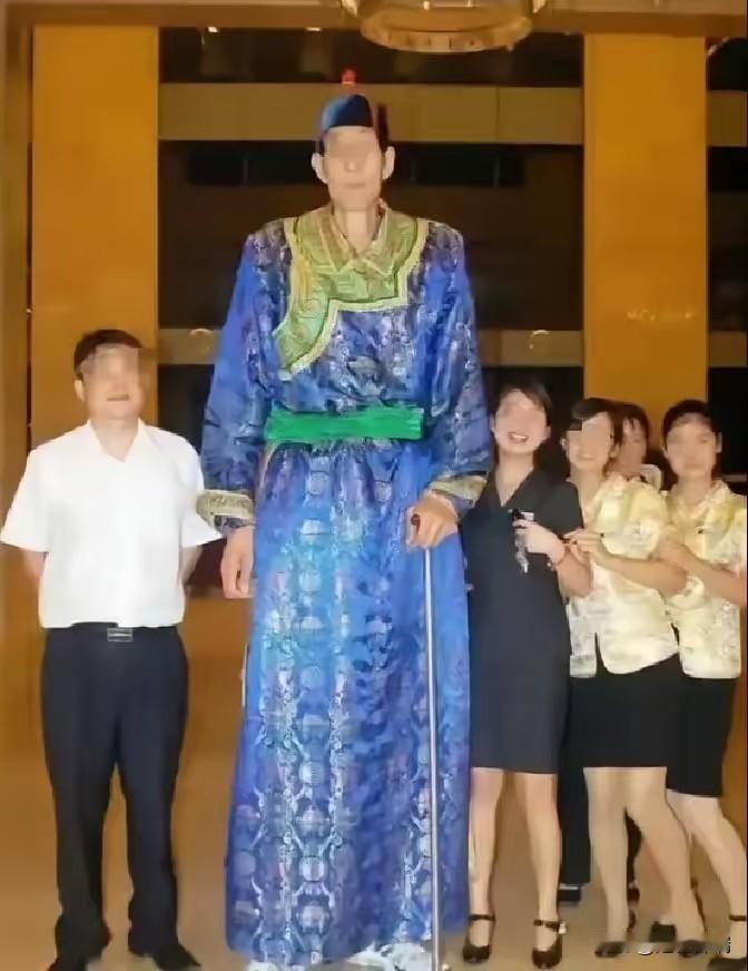 75岁中国第一巨人鲍喜顺，56岁那年不听医生劝阻执意生子，18年后儿子高考体检身