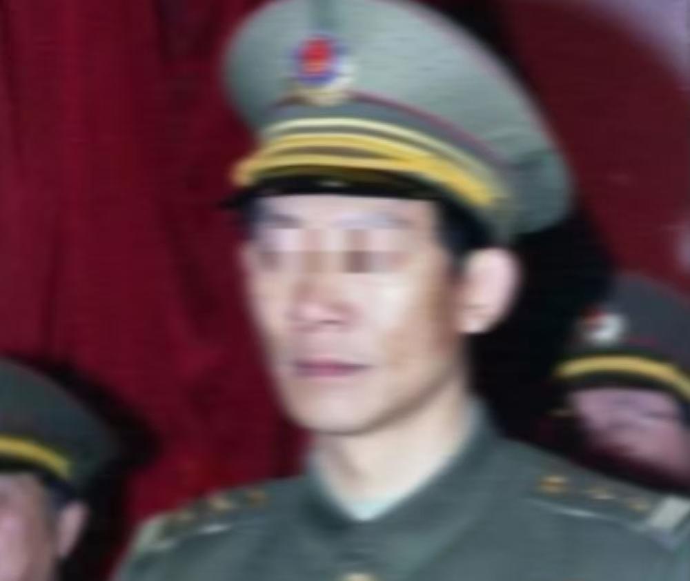 1992年，一名缉毒警察受邀参加颁奖仪式，由于主办方的失误，不小心切成了直播，导