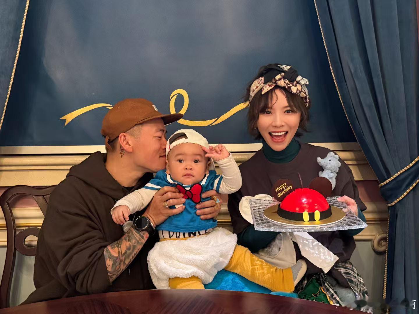 黄雅莉带儿子去迪士尼过生日黄雅莉一家三口迪士尼游玩plog 谁能拒绝软萌可爱的小