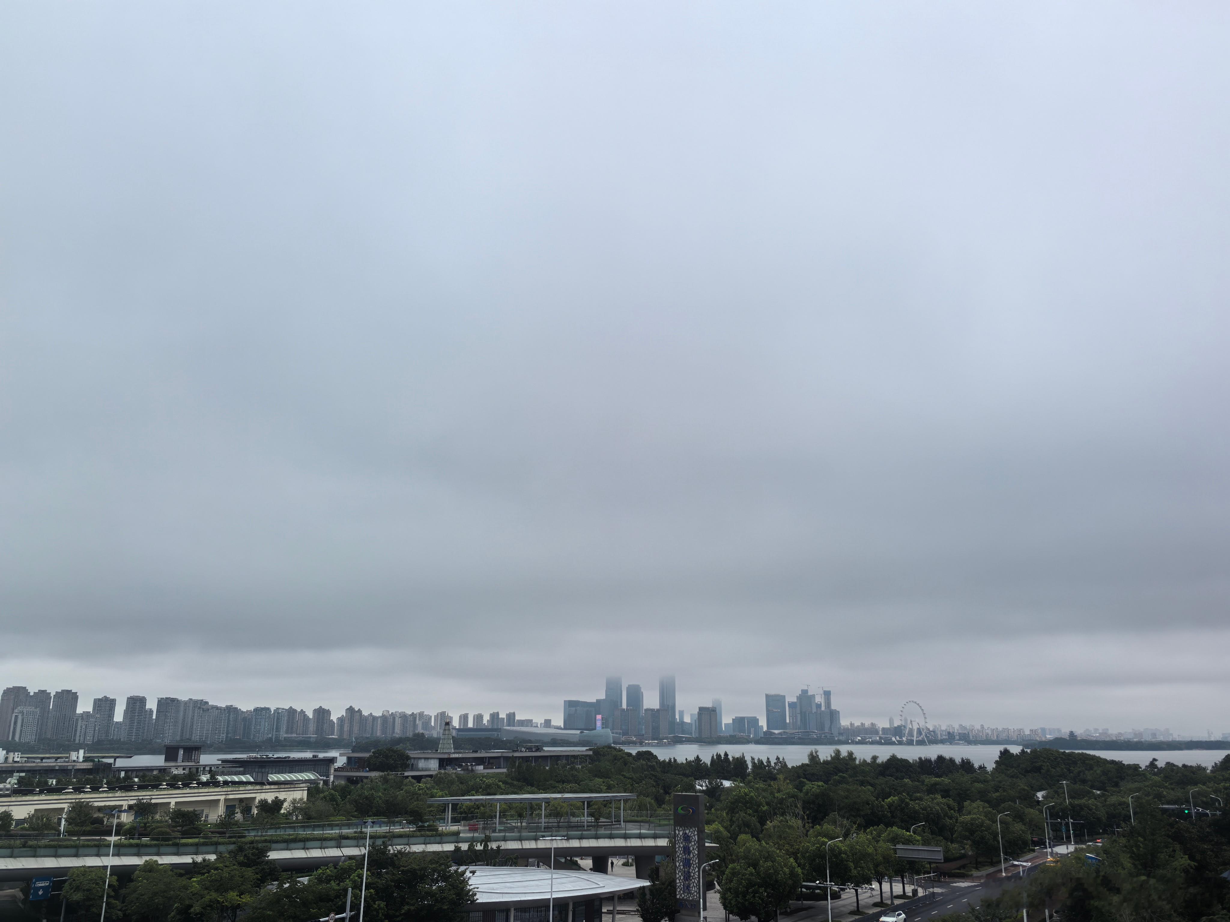 很多‮业企‬二代接班后，都会遇到‮个一‬管理难题：以前‮家大‬叫你“少东家”，现