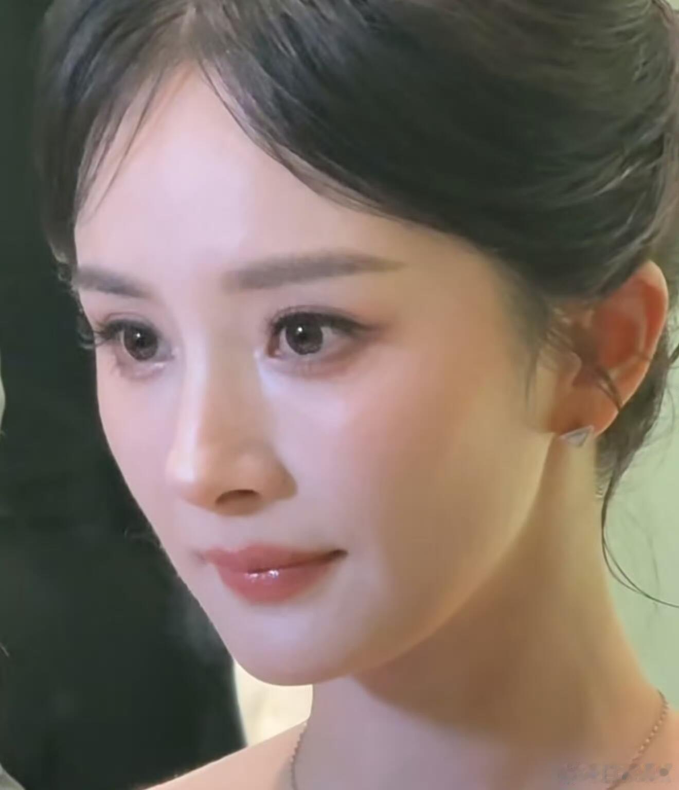 杨幂又在随时大小练了 不愧是活力满满的姐姐！拍戏空档也不忘练肩拉伸，见缝插针坚持
