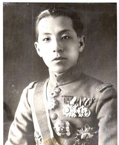 张学良26岁接掌东北，36岁被囚禁54年！蒋介石临终前才承认：“我欠他一个公道”