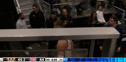 好家伙！这波神简直比浓眉还脆！
在今天NBA常规赛勇士对阵活塞的第二节比赛中，波