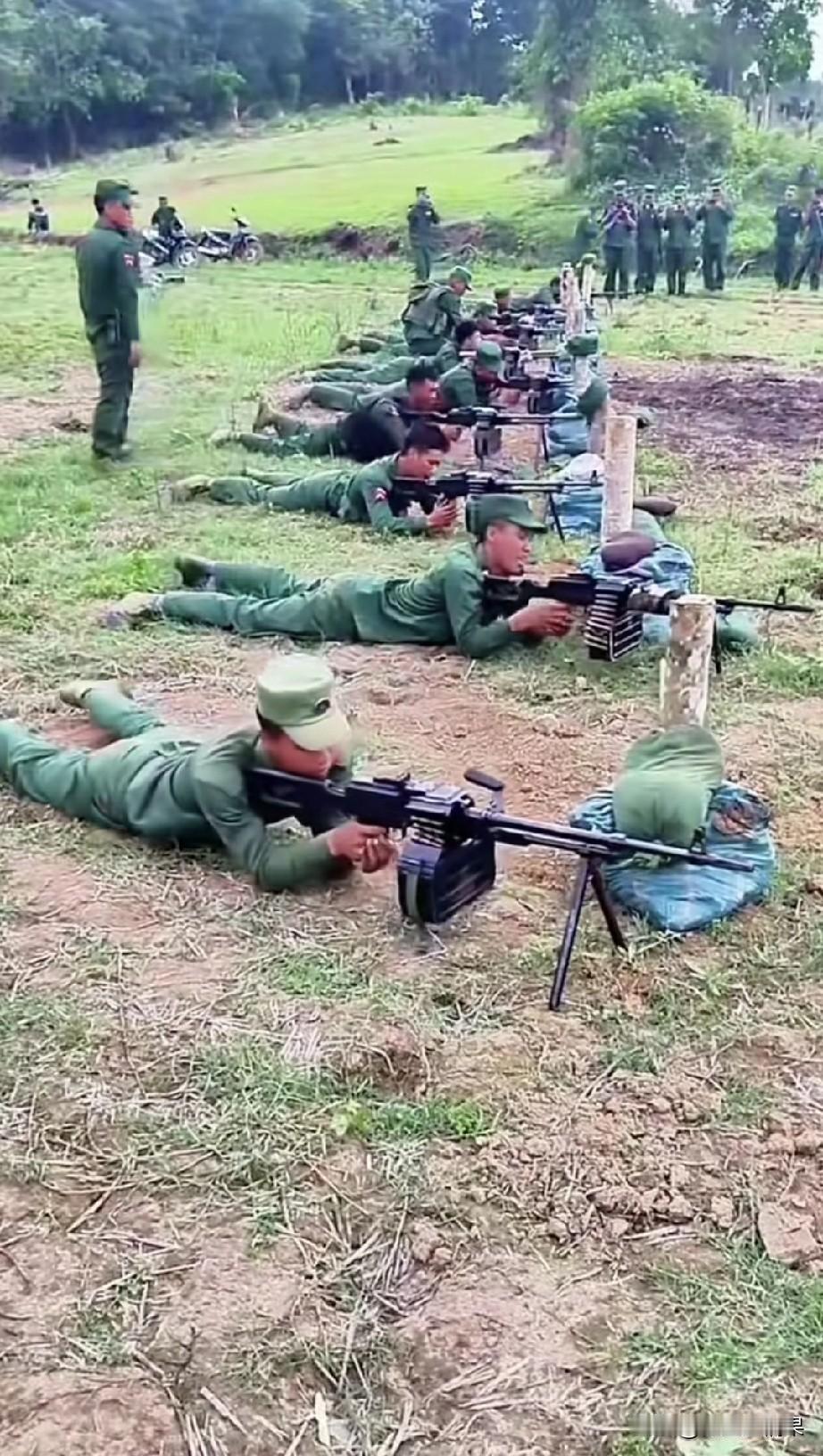 东南亚少数民族武装，使用的装备看着真不错，这可是威力强大的通用机枪啊。
这么多人