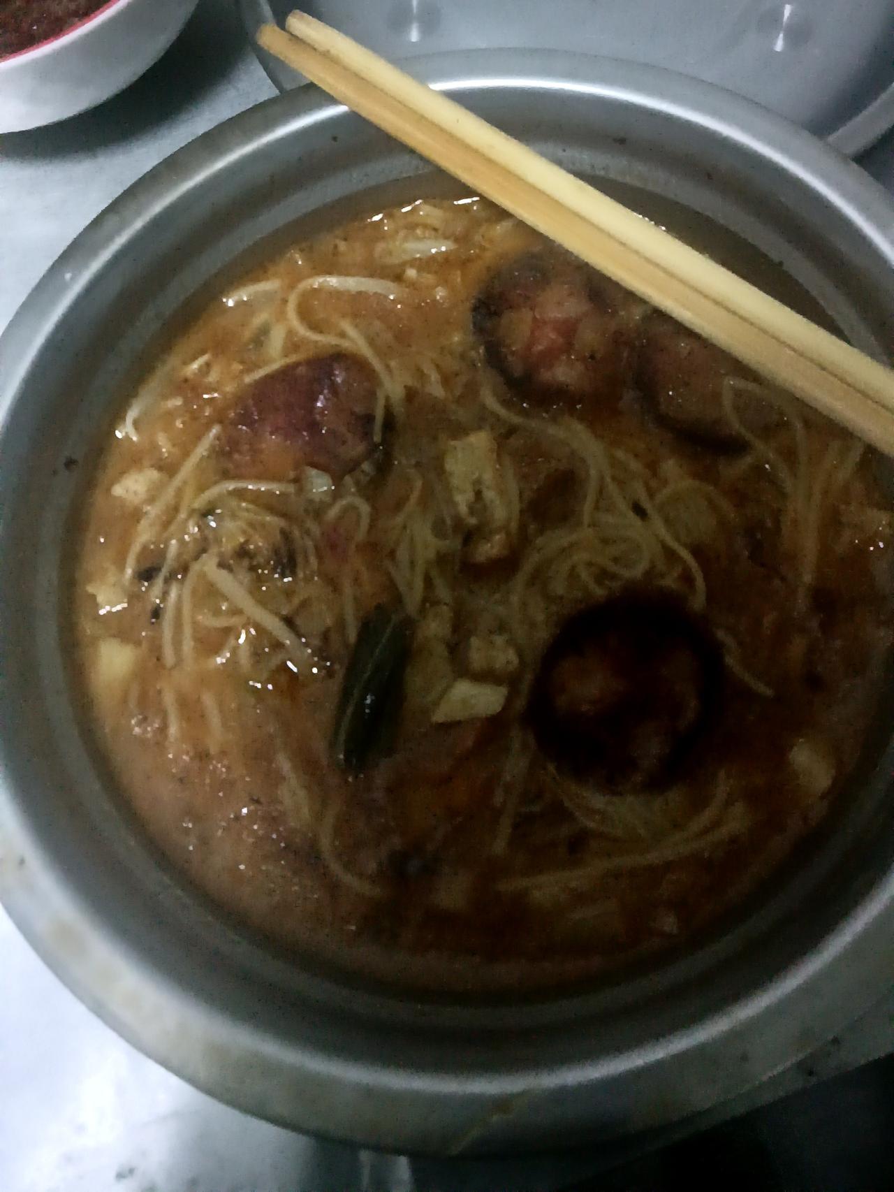 咱就想问问，有没有人跟我一样，吃面条就爱用这种大铝盆装？
 
刚端上桌我家那口子