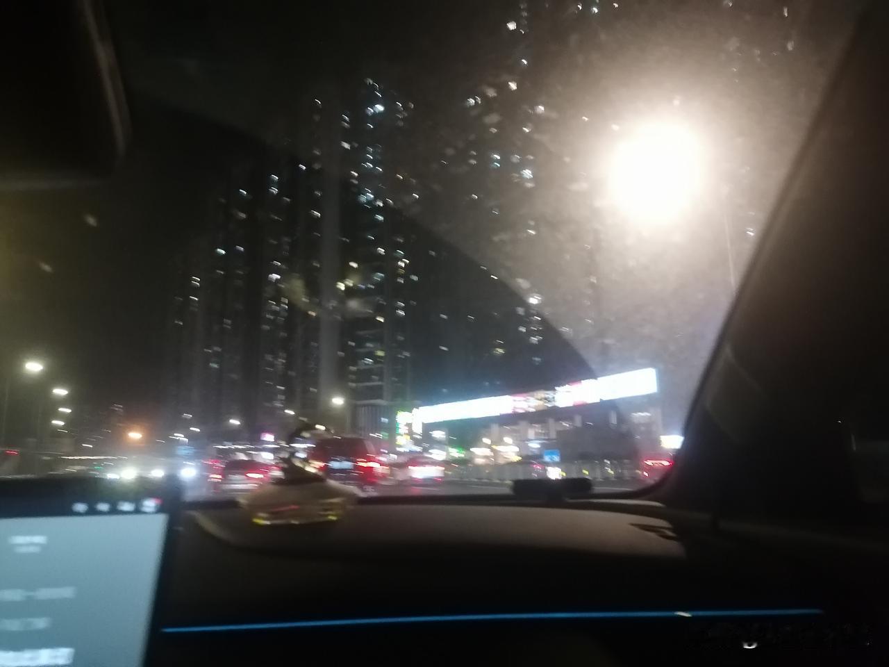 这住宅楼里亮起的灯火犹似满天星光，亮眼的照明灯光芒四射，宛如太阳一般！