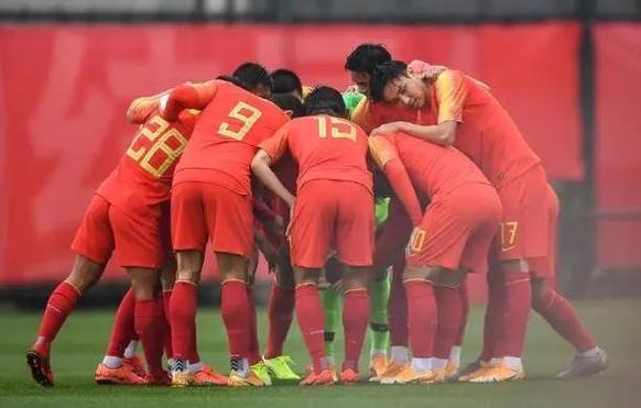 中国国家队刚到澳大利亚，气氛却有些奇怪。球员们一边玩手机，一边笑闹，似乎把比赛抛