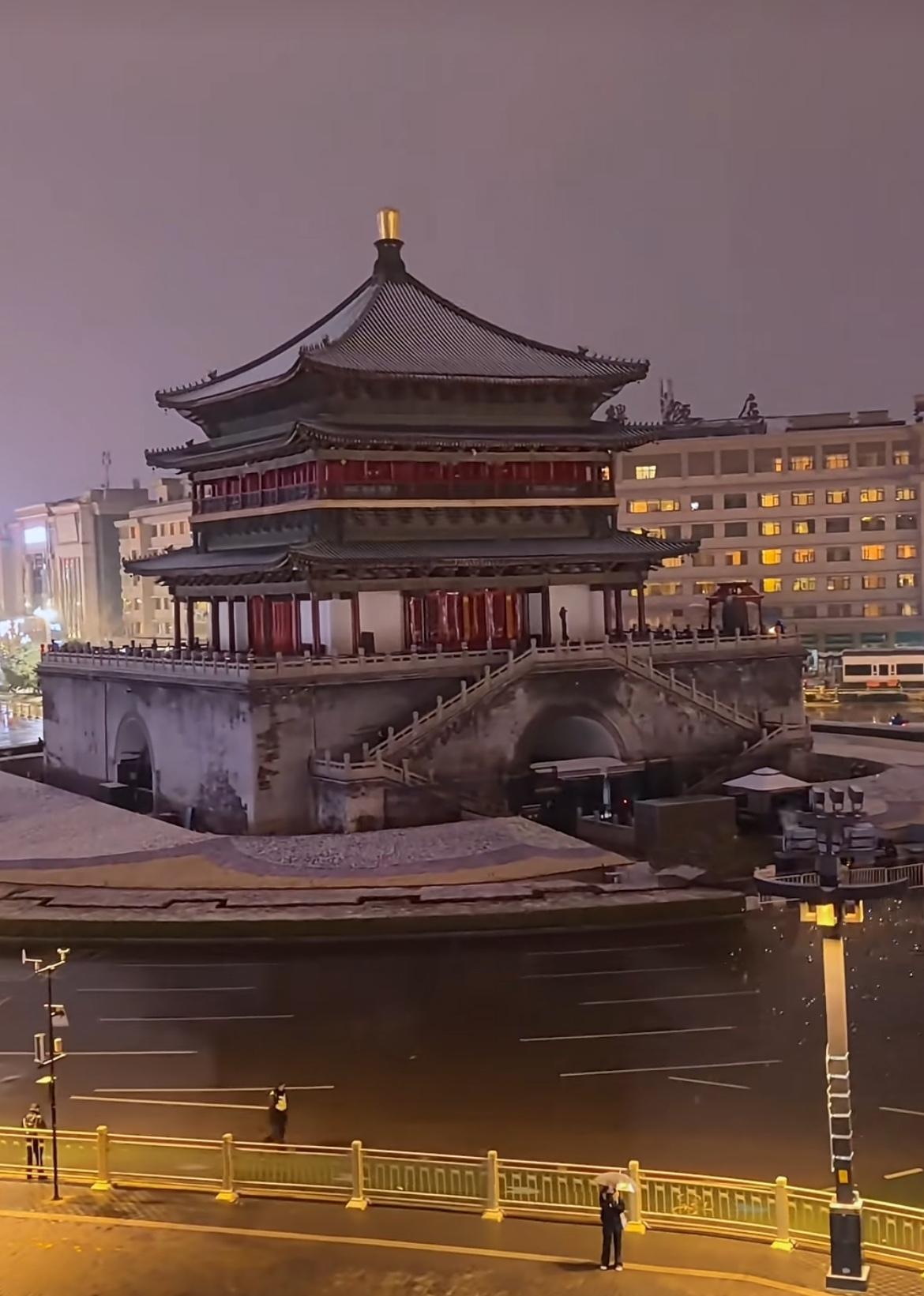 图一为昨晚跨年夜时西安钟楼的场景，

图二为2024年12月31日的跨年夜场景