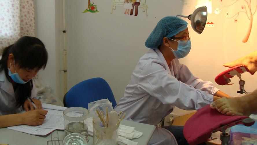 一女子做妇科体检，可医生刚检查完隐私部位，并未让她穿裤子，而是让实习生再重复一次