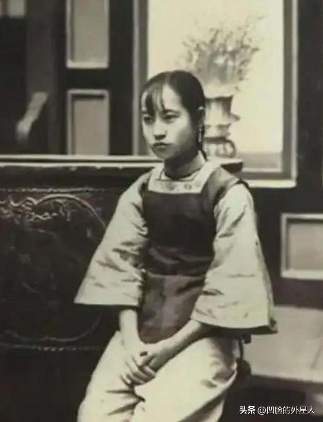 1904年，通房丫李氏，站着侍奉丈夫与正妻长达33年。这日，她正在盛饭。谁知，管