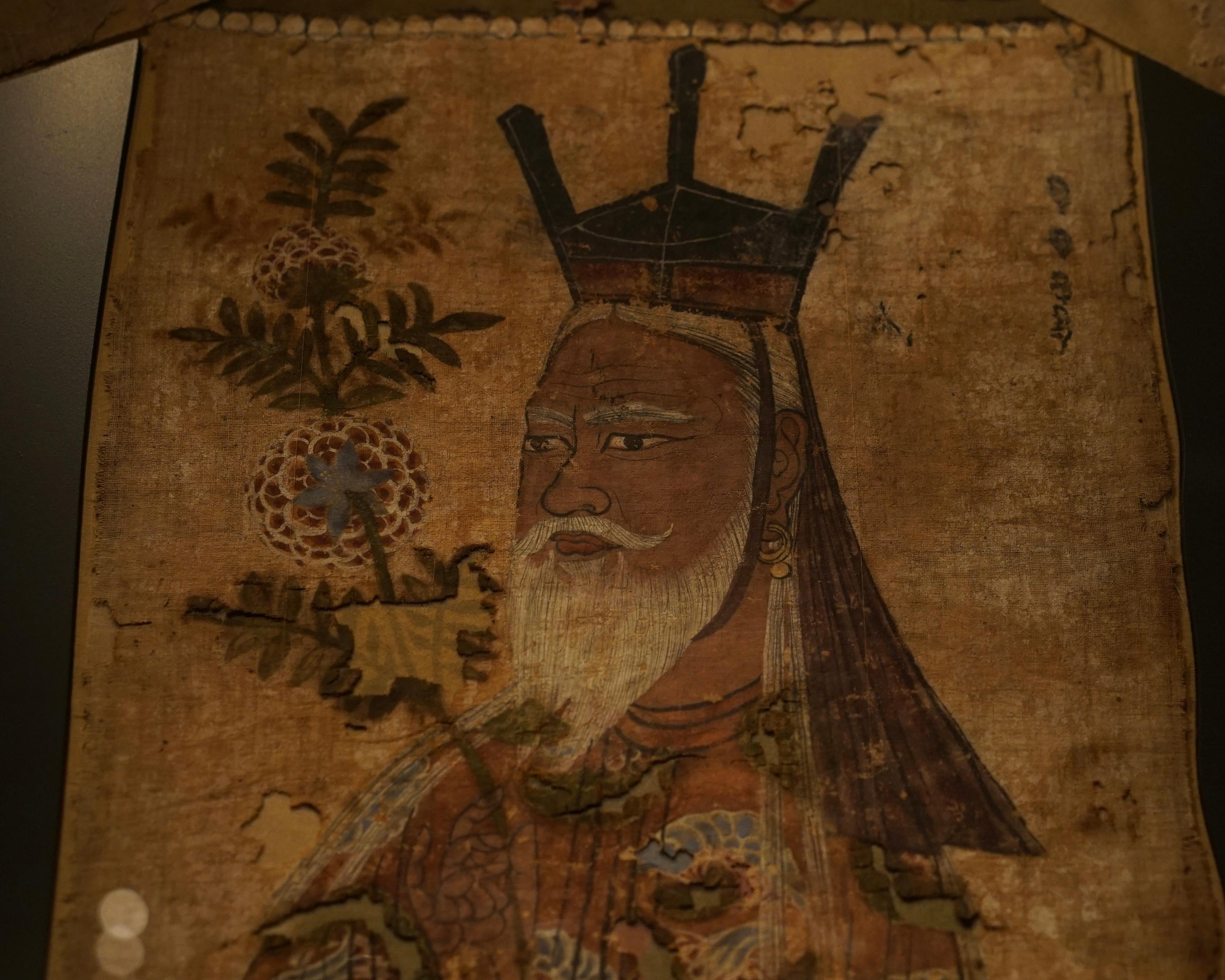 这件公元九世纪左右的麻布幡出土于高昌古城，上绘有一位身着长袍的银须男性老年供养人