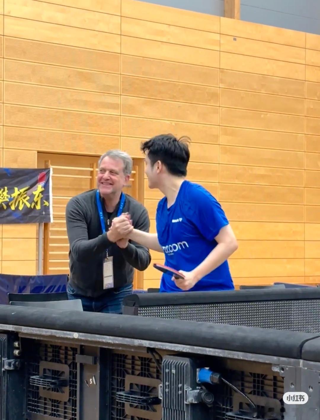 人见人爱人人都想rua的小熊猫🐼 