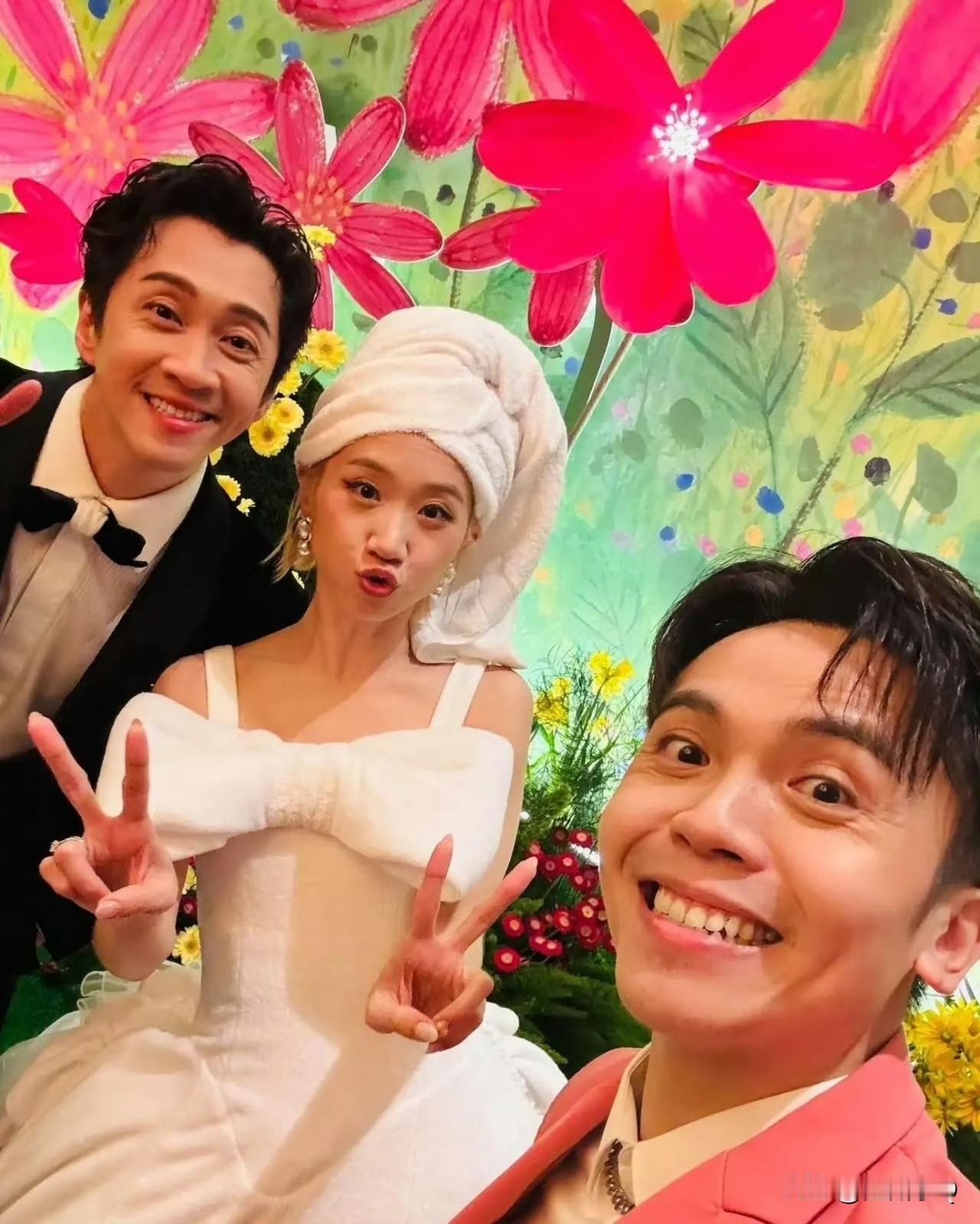 Lulu太鬼马可爱了，婚礼上用浴巾包头，婚纱采用毛巾材质做的，真的很别具一格。