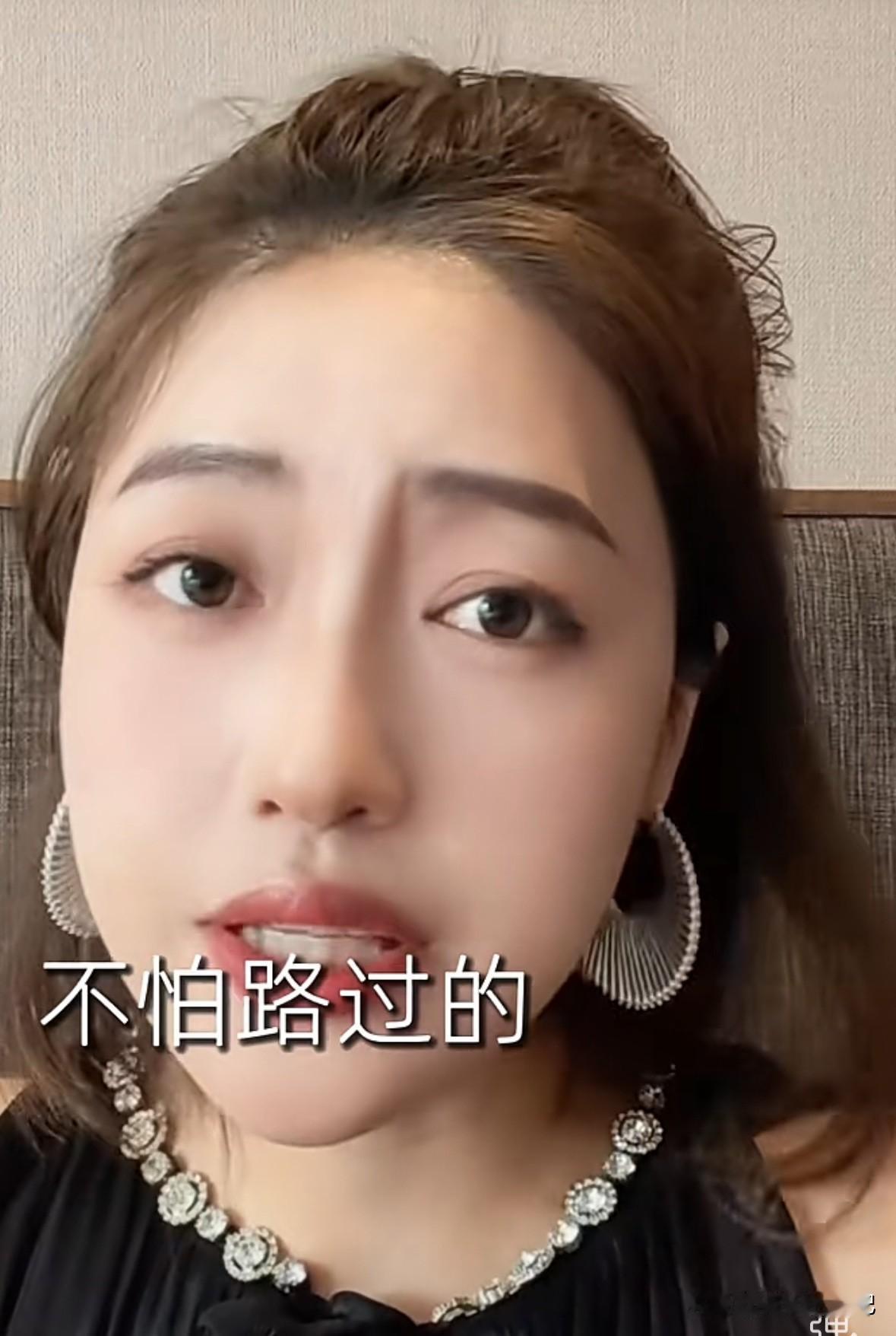 于文红的徒弟发视频，说郑涵文那一方在店门口人行道上泼了油，意思是想让她们来门口闹