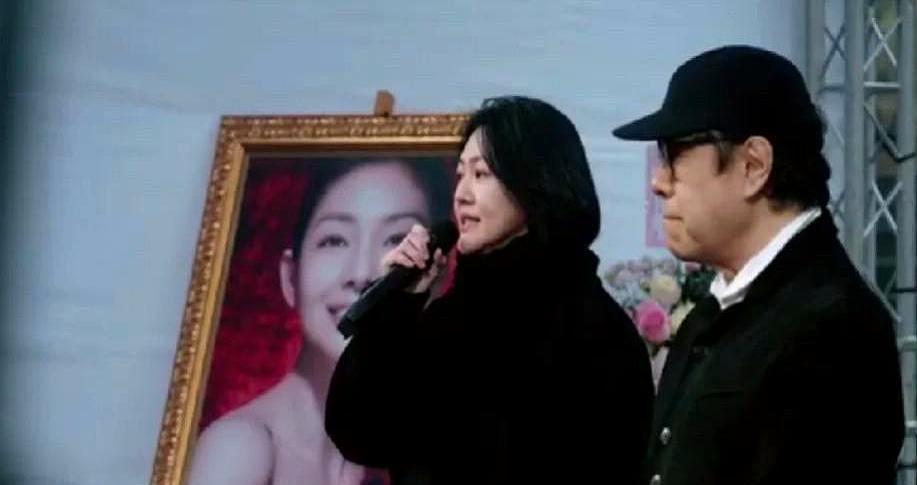 跨年夜小S突然甩出大S素颜全家福！
没滤镜没打光，眼角纹路都看得清，网友直接炸锅