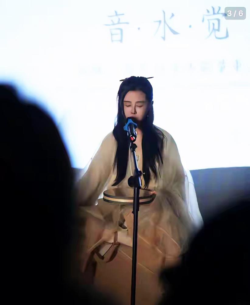 59岁的王祖贤再次扮上聂小倩，可当她转过身，腰间那叠明显的赘肉让围观的看客们全愣