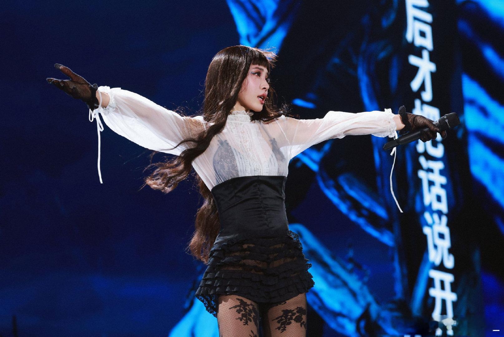 蔡依林蔡依林演唱会最夯造型蔡依林巡演各式华服美得无可挑剔，被提问心仪造型时毫不犹