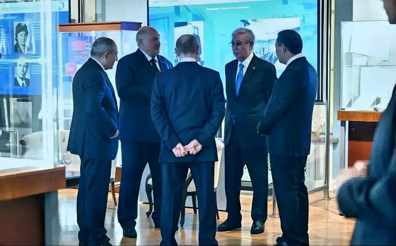 圣彼得堡峰会期间，普京背手而立，与刚从日本赶来的哈萨克斯坦总统、吉尔吉斯斯坦等几