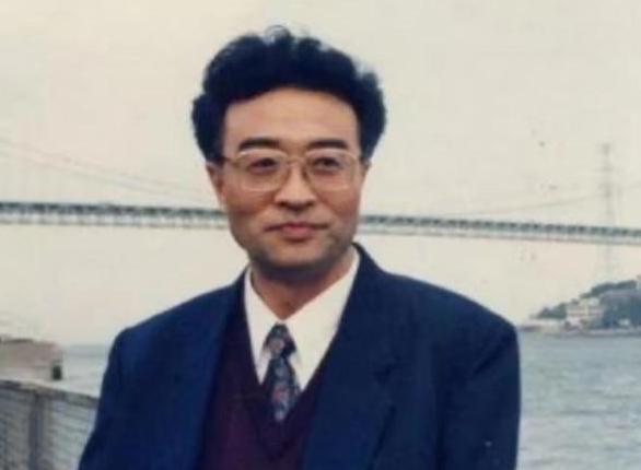 他名叫刘铁骑，是大贪官刘青山的儿子，父亲在1952年被枪毙的时候，刘铁骑才6岁，