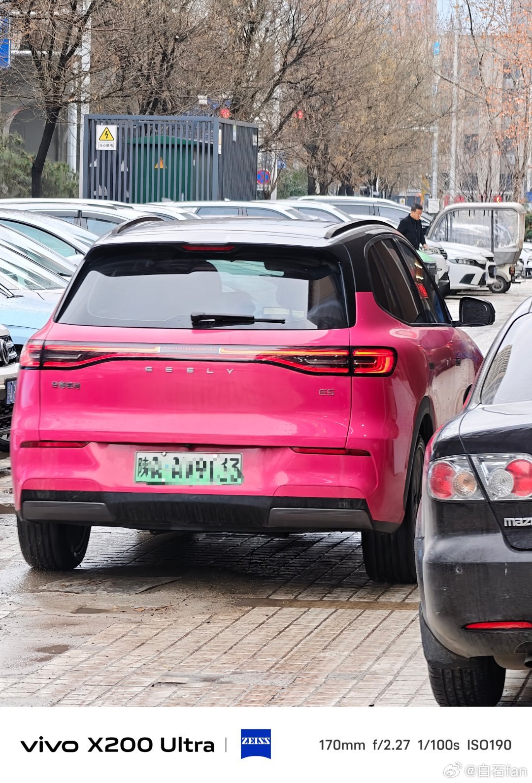 都说红配绿不好看但是这两吉利银河E5的骚红色和绿牌搭配起来有一种很亮眼的感觉。大