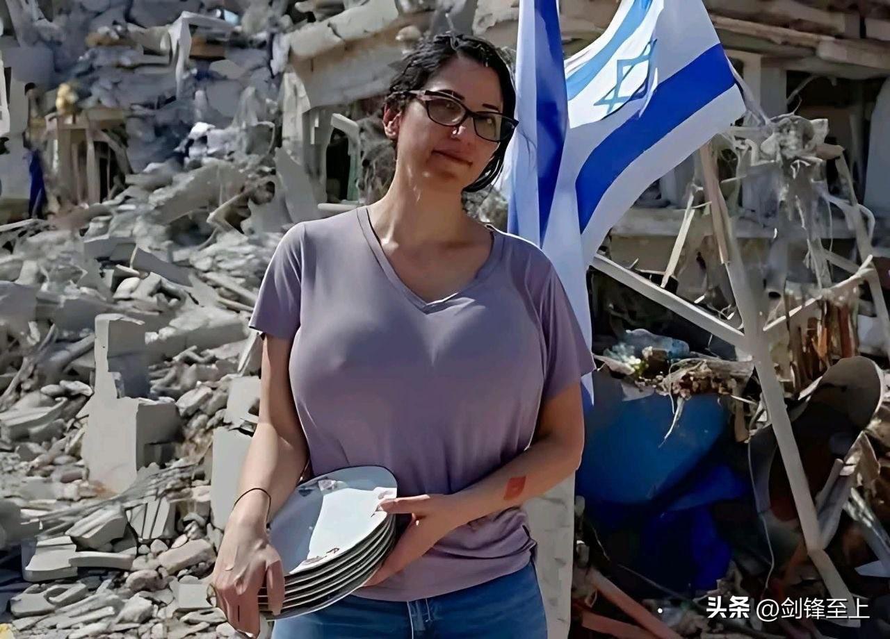 以色列卖惨照片，这个妇女说她的家被炸得只剩下这一碟盘子了
大家同情她吗？