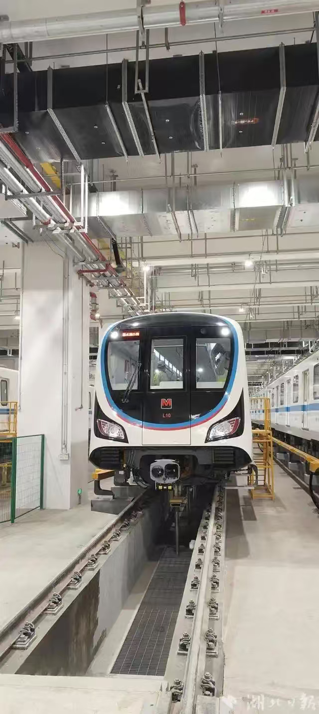 突然觉得地铁好牛减少私家车拥堵与尾气排放，地铁降低城市能耗污染，在环保低碳层面创