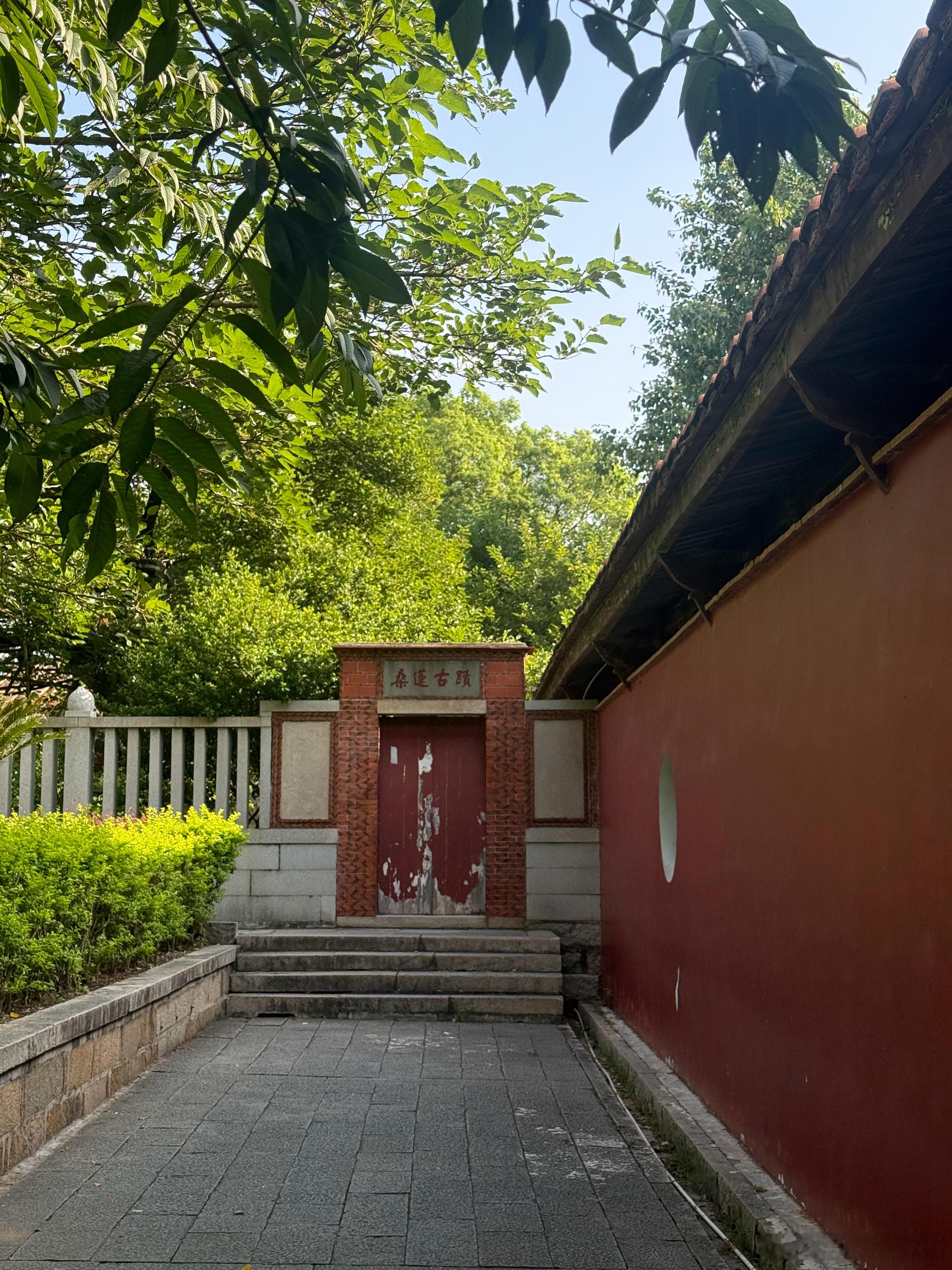 人生下半场，学会清空，放下执念，轻装前行，年轻时，我们拼了命地抓取，把欲望、委屈